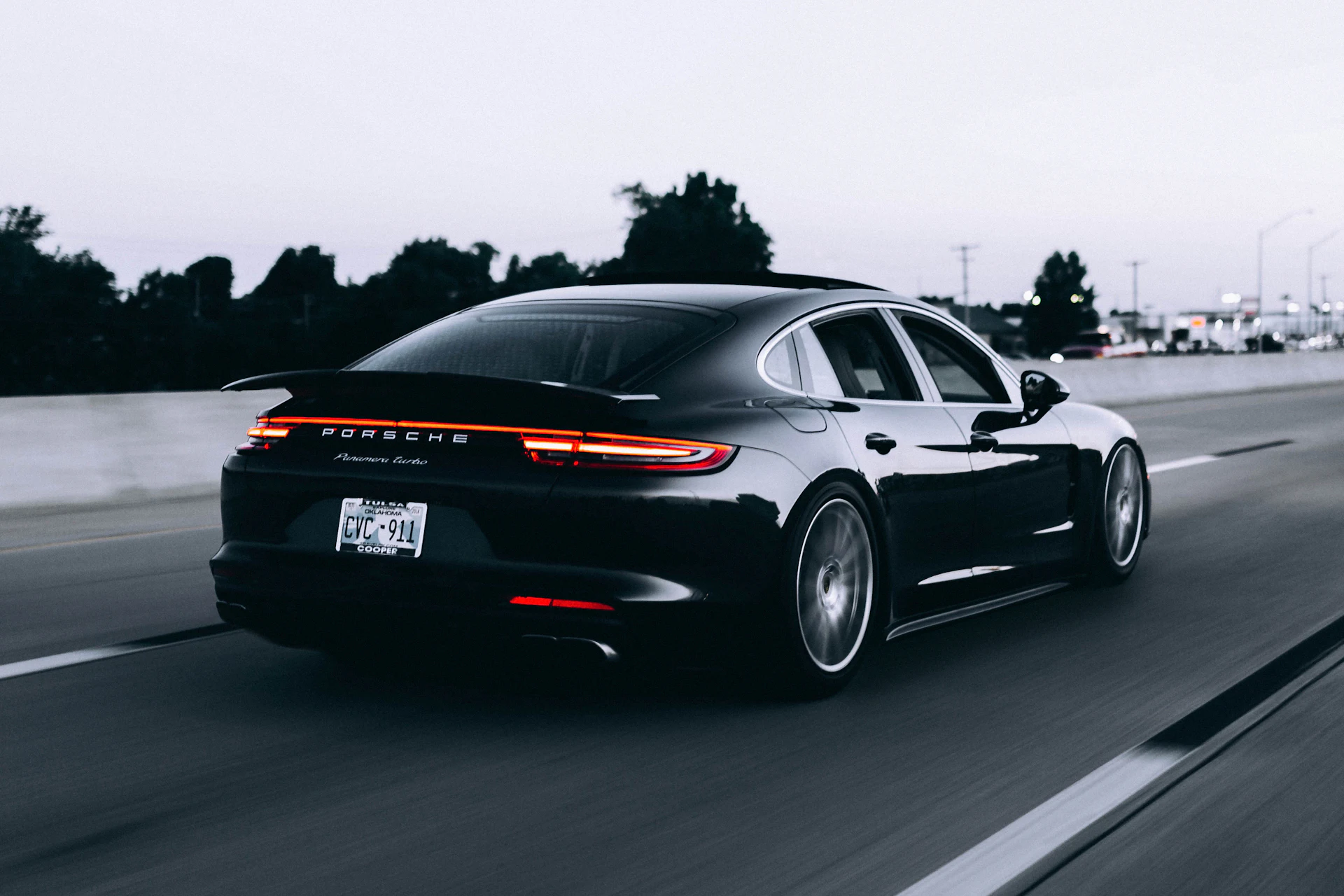 Μαύρη Porsche Panamera Turbo εν κινήσει σε αυτοκινητόδρομο